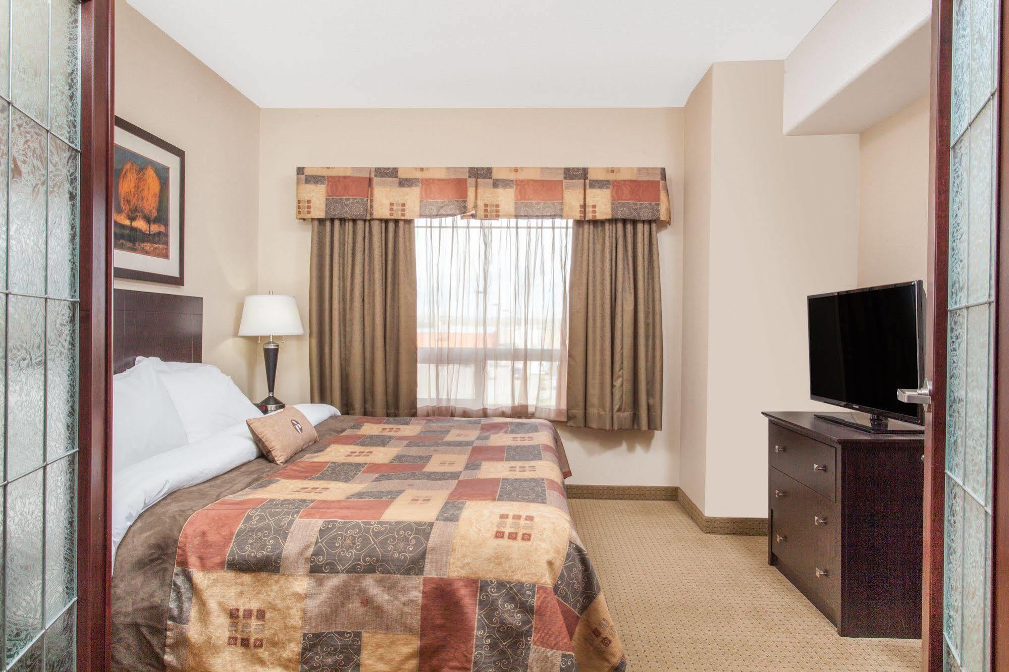 Ramada By Wyndham Drayton Valley Esterno foto
